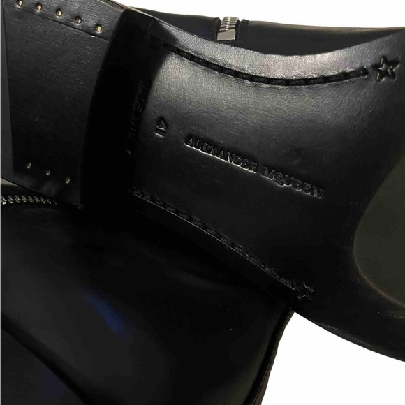 ALEXANDER MCQUEEN Chelsea Ankle Boots Black Leather EU 41 Silver Chain Punk New - Picture 10 of 10